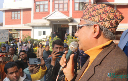 मेला स्थगित भएको सूचना सार्वजनिक गर्दै तुलसीपुरका मेयर टीकाराम खड्का। तस्बिर: सेतोपाटी।